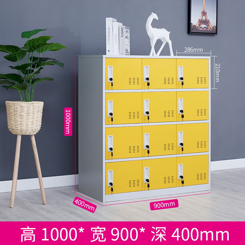 Douze portes blanches et jaunes