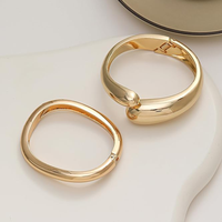 2Pcs Bracelet en or plaqué or 14K Bracelets à manchettes larges Trendy Minimalist Open Hingted Irregular Stack Bracelet Bijoux Cadeaux