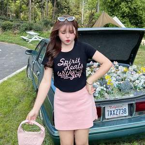 รันฉี เอ็น 8738 เสื้อยืดแขนสั้นทรงเข้ารูปสำหรับผู้หญิง สีดำ พิมพ์ลายตัวอักษร ผ้าฝ้ายเจอร์ซีย์ ไซส์พลัส ทรงโค้งเว้า - Product Image 2