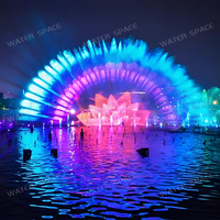 Fontaine de projection d'eau sur grand écran personnalisée avec lumière laser couleur pour projets de paysagisme nocturne et de visites panoramiques