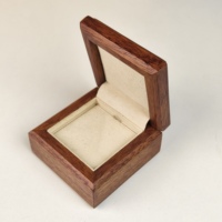 Boîte à bijoux en bois de noyer avec doublure en daim, logo personnalisé, finition mate polie, idéale pour le rangement des bagues de fiançailles et de mariage et l'emballage de cadeaux de luxe