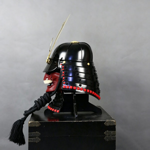 Casco de Guerrero Japonés Kabuto, Máscara de Oni Roja, Adorno de Armadura Vintage de Hierro, Embalaje en Caja de Madera para Salón de Exposiciones o Restaurante - Product Image 3