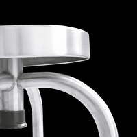 Tabouret rond en acier inoxydable facile à nettoyer avec assise métallique circulaire, cadre à croisillons et pieds antidérapants pour zone de service commerciale