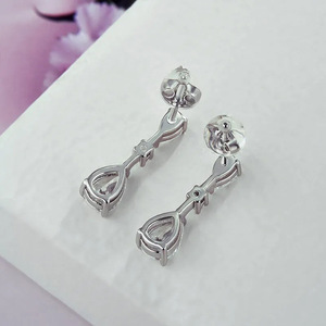 Orecchini in Oro Bianco con Diamanti Taglio a Pera, Colore D Naturale, Certificati GIA, Gioielli Classici da Sposa per Donna - Product Image 5