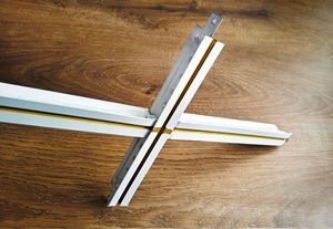 Support d'angle métallique pour <span class=keywords><strong>plafond</strong></span> <span class=keywords><strong>suspendu</strong></span>, barre en T et composants de grille, barre en T en acier, profilé de <span class=keywords><strong>plafond</strong></span> <span class=keywords><strong>suspendu</strong></span> en forme de T, système plat doré - Product Image 3