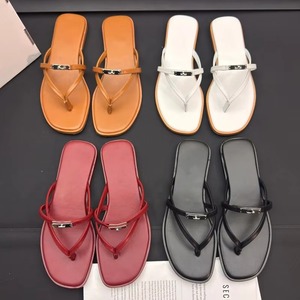 Sandales d'été en cuir pour femme, tongs à décoration métallique, semelle en caoutchouc, chaussures de marche confortables pour l'extérieur - Product Image 6