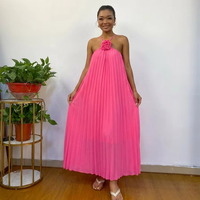 Robe longue plissée sexy à col halter avec décorations florales 3D, fluide, pour l'été et la plage, élégante robe de soirée, prête à être expédiée (MOQ 1 pièce)