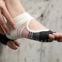Vente en gros de chaussettes de yoga Gym Grip pour femmes Chaussettes à la cheville et dos nu Semelle en silicone souple antidérapante Barre de danse Ballet Pilates tricotée