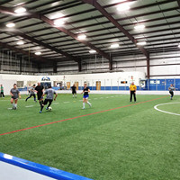 Structures en acier préfabriquées pour les couvertures sportives intérieures / Terrains de football intérieurs préfabriqués en acier, construction rapide en extérieur