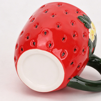 Tasse à café en céramique faite à la main Redeco, motif fraise en relief, tasse en poterie rouge avec anse feuille verte, cadeau mignon pour filles