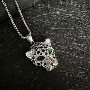 Collier avec pendentif en acier inoxydable Hip Hop avec diamants verts et rouges, motif tête de léopard - Product Image 4