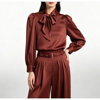Nouvel ensemble deux pièces élégant pour femme, automne 2026 : chemisier en satin marron à nœud et pantalon plissé à jambes larges avec ceinture, manches longues, idéal pour le bureau.