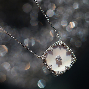 Colgante Cuadrado Artesanal de Oro Sólido 9K/14K/18K con Halo de Madreperla y Diamante de Laboratorio para Joyería Minimalista - Product Image 5