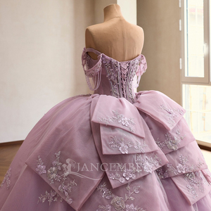 Robe de bal de Quinceañera élégante en tulle lavande avec traîne Watteau, ornée de dentelle florale 3D perlée et scintillante, style vintage Rsm261101 - Product Image 5