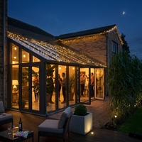Véranda moderne en aluminium et verre - Jardin d'hiver et serre étanches pour terrasse arrière-cour, design triangulaire