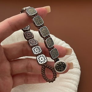 สร้อยข้อมือเงินแท้ S925 ดีไซน์ทันสมัย รูปทรงสี่เหลี่ยมจัตุรัส  พร้อมจี้เทพเจ้าแห่งโชคลาภ  สายถักแบบจีน สำหรับผู้หญิง - Product Image 1