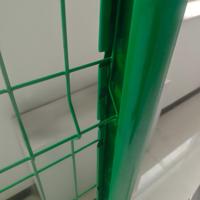 Modern laag gebogen driehoekig tuinhek 2M ijzer gegalvaniseerd frame PVC gecoat 3D geweven draadgaas milieuvriendelijk duurzaam voor villa