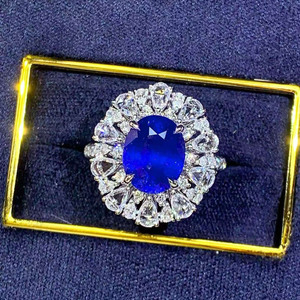 Bague de luxe en saphir bleu cornflower naturel de Madagascar de 4,24 carats, or 18 carats, 54 diamants, bijoux fins pour femmes GUILD - Product Image 5