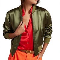 Blouson bomber en satin vert olive pour femme avec chemise rouge et pantalon orange, manches longues, col montant, fermeture éclair, style automne