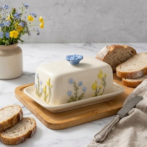 Beurrier en céramique avec couvercle floral en relief 3D, boîte de rangement pour beurre en céramique peinte à la main de style pastoral pour comptoir de cuisine - Product Image 4