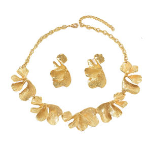 2025 nouvelle mode en gros de haute qualité or tonique feuille florale déclaration collier et boucles d'oreilles ensemble de bijoux - Product Image 1