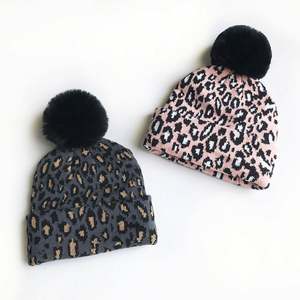 Gorros de Invierno Tejidos para Mujer, Niña y Bebé, con Estampado de Leopardo y Pompones, Color Negro, Cálidos para Otoño e Invierno - Product Image 1