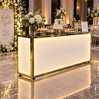 Comptoir de bar mobile LED avec cadre en métal doré et plateau en miroir noir pour mariage, hôtel, réception, présentation de desserts, décoration