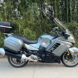 Moto de tourisme Kawasaki <span class=keywords><strong>GTR1400</strong></span> d'occasion, équipement haut de gamme. Moteur 1400cc à quatre cylindres en ligne, transmission par arbre, ABS, pare-brise électrique et valises de transport - Product Image 3