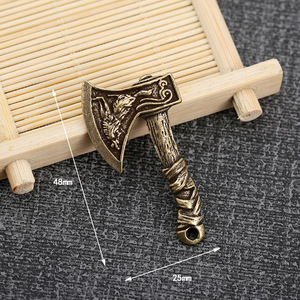Porte-clés hache en laiton antique 48mmx25mm, accessoire pour clés de voiture, pendentif artisanal, cadeau pour amis et collègues - Product Image 1
