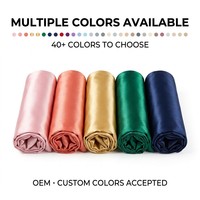 Housse de coussin en soie personnalisée pour les collections de cadeaux de mariage avec face rectangulaire tissée et initiales brodées en option
