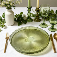 Assiette de présentation en verre côtelé vert olive, idéale pour la décoration de mariages et la location événementielle