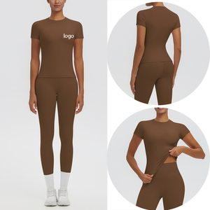 Ensemble de yoga 2 pièces pour femme avec logo personnalisé, 80 % nylon 20 % élasthanne, respirant, sensation seconde peau, haut à manches courtes et leggings taille haute - Product Image 1