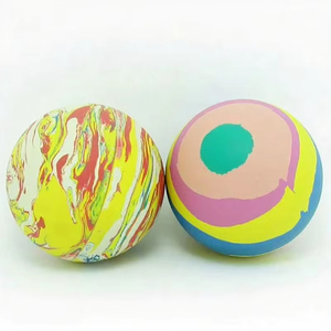 Ballon de football creux en caoutchouc naturel de 60 mm, rebondissant, pour la vente en gros, avec impression de logo personnalisé, jouet promotionnel sur mesure - Product Image 6