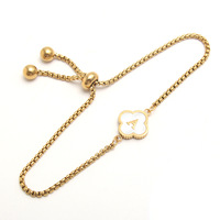 Bracelet tendance pour femme en acier inoxydable plaqué or 18 carats avec breloques initiales en forme de trèfle à quatre feuilles (lettres A-Z)