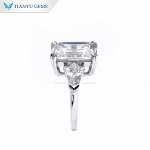 Tianyu Gems Unisex Anillo de tres piedras Diseño de doble garra con forma de cometa Esmeralda Moissanite para regalo de fiesta de compromiso de boda - Product Image 5