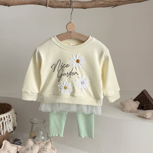 Yeni Tasarım Moda Bebek Kız Giysileri İlkbahar Sonbahar Tatlı Harf Baskılı Çiçek İşlemeli Dantel Etekli Üst + Düz Renk Pantolon Pamuklu Takımlar - Product Image 3