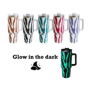 Gobelet isotherme tendance en acier inoxydable à double paroi avec logo personnalisé, motif zèbre, 40 oz, avec poignée, pour le camping, la salle de sport et les voyages - Product Image 1
