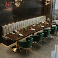 Ensemble de mobilier d'hôtel de luxe moderne haut de gamme : table en bois, chaise en velours vert, banquette en cuir blanc, restaurant éco-responsable