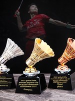 Trophées en résine cristalline gravés au laser pour le tennis de table, le basketball, le football, le badminton, le volley-ball - Souvenirs personnalisés pour les équipes scolaires