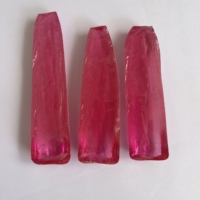 # 2 pierres brutes synthétiques de corindon rose (saphir) non taillées