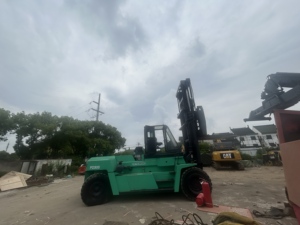 รถยกมิตซูบิชิ FD300 มือสอง ขนาด 30 ตัน เครื่องยนต์ดีเซล สำหรับงานหนัก นำเข้าจากญี่ปุ่นแท้ เหมาะสำหรับยกตู้คอนเทนเนอร์ ใช้ในท่าเรือ - Product Image 6