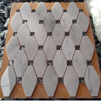 Mosaïque en marbre de Carrare d'Italie en verre diamanté, pour murs intérieurs modernes, usage hôtelier, épaisseur 10 mm, motif en copeaux de parquet, prix compétitif