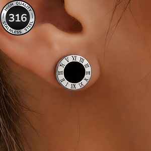 Boucles d'oreilles clous en acier titane à chiffres romains, boucles d'oreilles rondes à effet goutte d'huile noires, style rétro européen et américain, simples et originales - Product Image 3