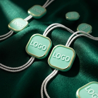 Attaches de luxe personnalisées en feuille d'or pour étiquettes volantes, étiquettes de prix en plastique, cordons de suspension pour vêtements et accessoires vestimentaires avec LOGO en relief