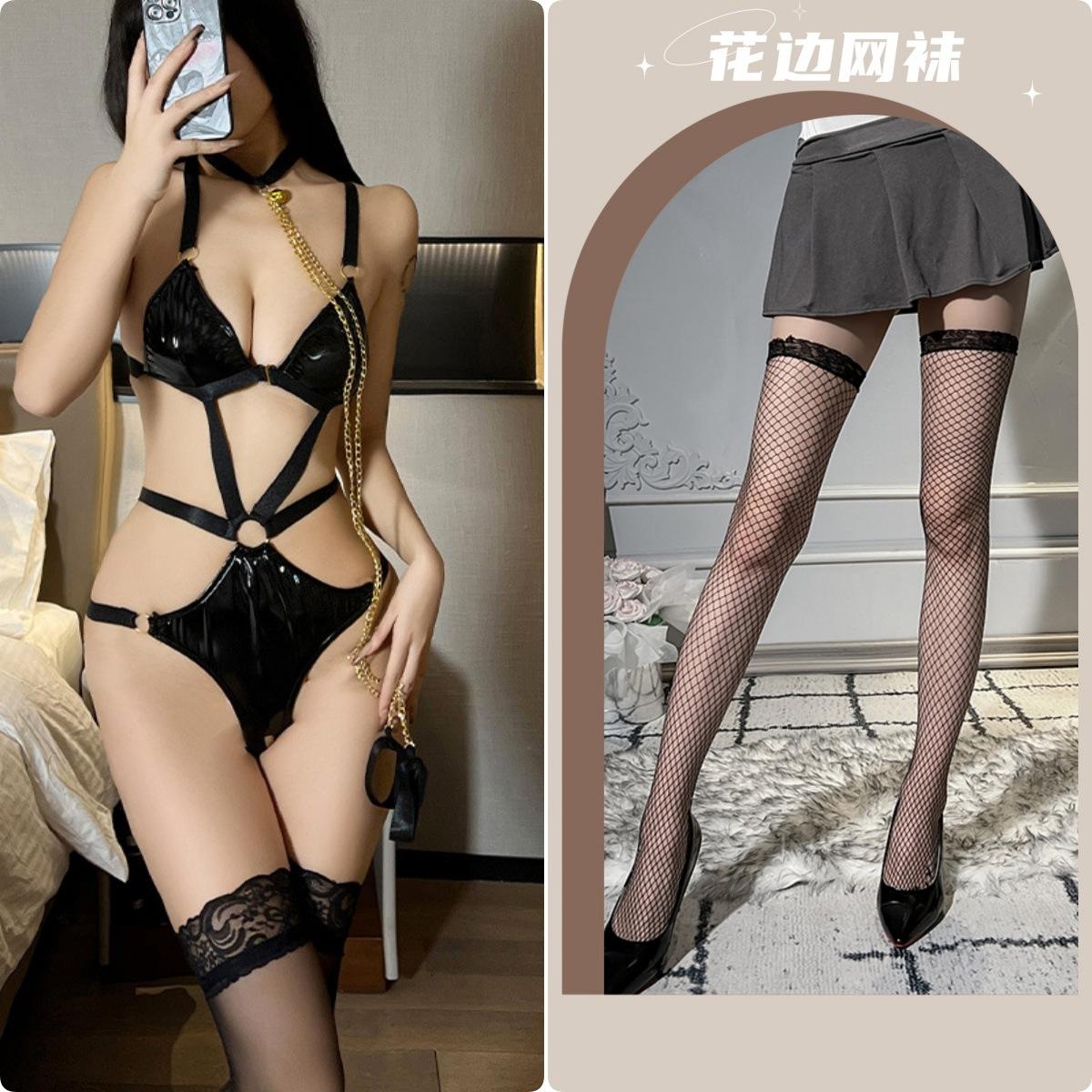 ชุดสูทสีดำ + ถุงน่องตาข่ายสีดำ