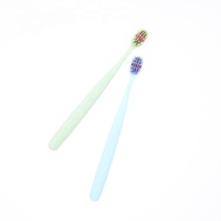 Brosse à dents manuelle colorée pour usage familial, pour adultes, nettoyage interdentaire efficace, poils doux, manche en PP