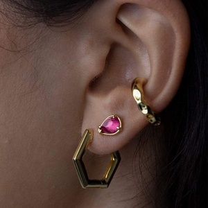 Pendientes hexagonales chapados en oro de 18 quilates minimalistas para Milskye INS delicados de alta calidad al por mayor nueva tendencia fabricantes de joyería - Product Image 2