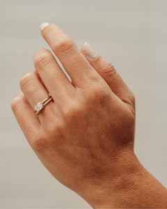 Anillo de Compromiso con Diamante Cultivado en Laboratorio de Corte Ovalado de 1.50 CT, Oro Sólido de 14K con Baño de Rodio, 6 Puntas, Estilo East-West, Anillo de Promesa de Aniversario - Product Image 2