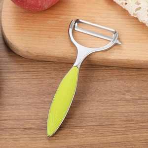 Pelador de acero inoxidable con mango negro para pelar frutas y verduras - Product Image 3