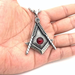 Pendentif œil maçonnique pour homme en acier inoxydable avec incrustation de rubis, collier à thème géométrique pour un usage quotidien - Product Image 3